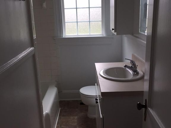 5th image of 607 S Oak St