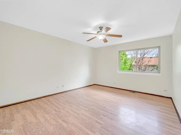 1405 Merrimac Ln N — Photo 31