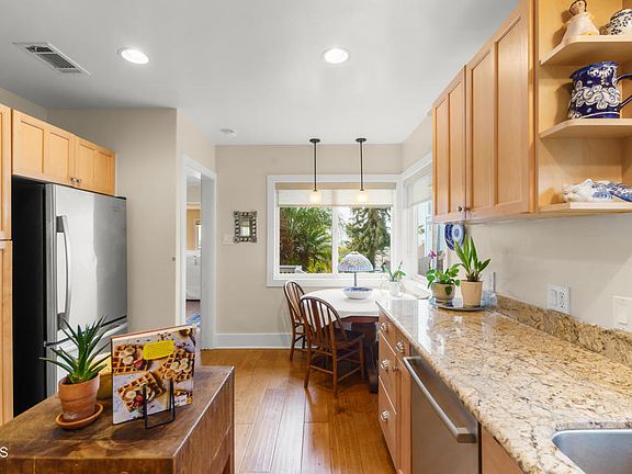 5th image of 981 Poli St
