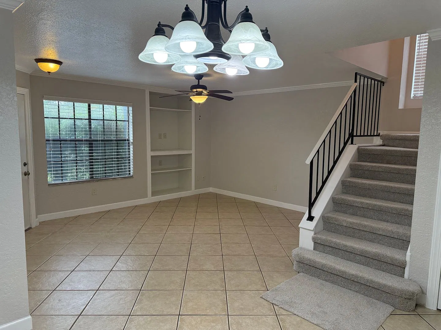 Beautiful 3 bedroom 2 1/2 bath end unit Townhouse — Photo 3