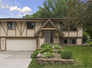 511 Laredo Ln, Chanhassen, MN 55317