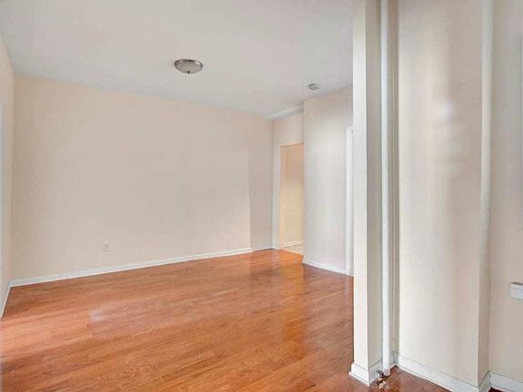 4th image of 11-34 44th Dr #9L