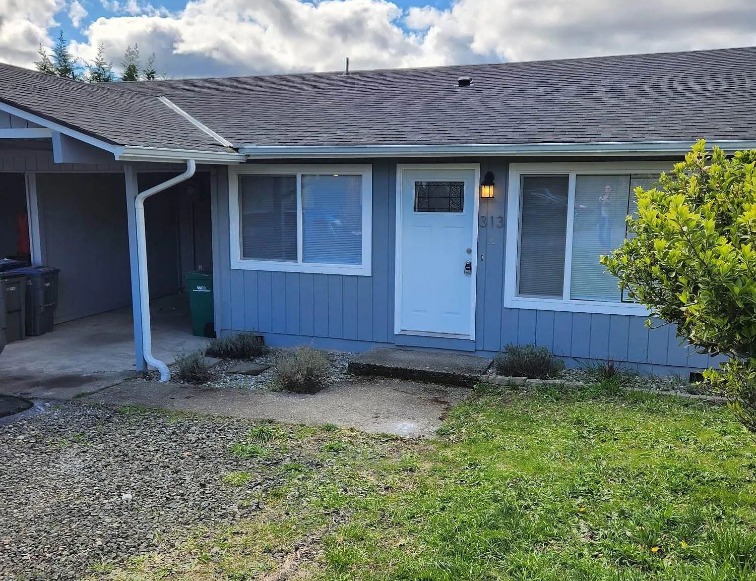 2 bed, 920 sqft, $1,900 — Photo 1