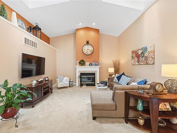 4th image of 151 Bridgewater Ln
