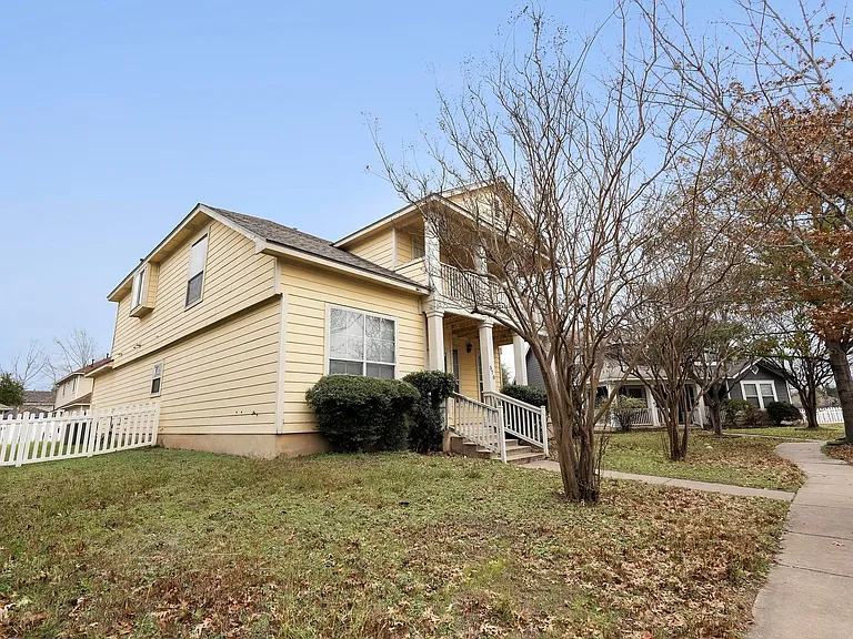 570 Hogan — Photo 2