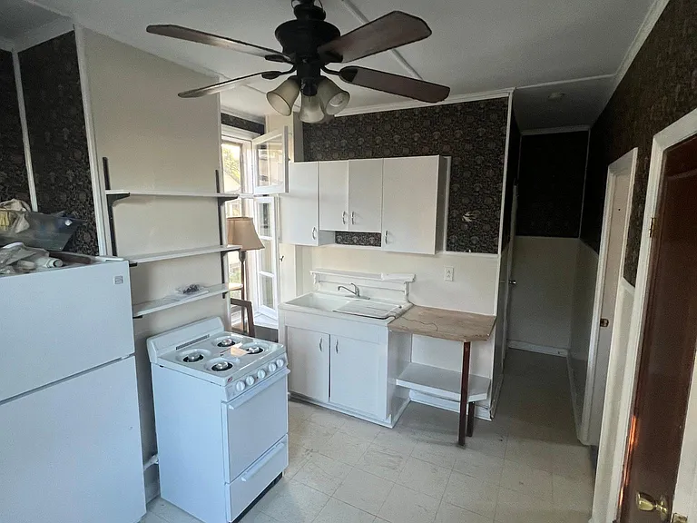 220 Hillside Pl — Photo 2
