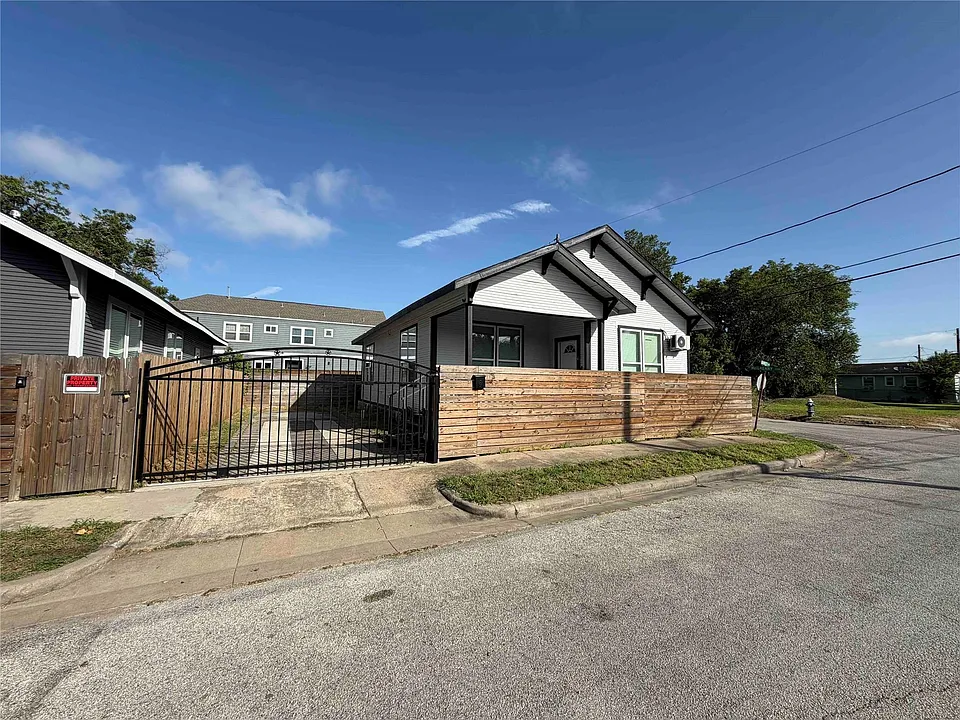 2400 Burkett St