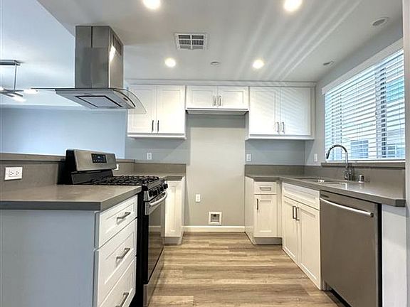 4th image of 366 Burchett St #212