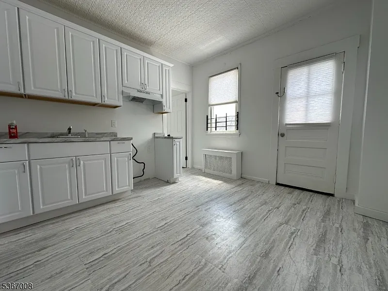 3 bed, 1.0 bath, $2,495 — Photo 1