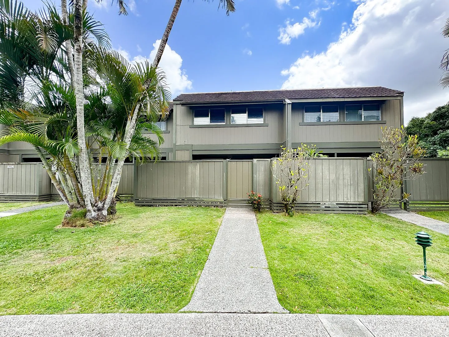 Small Dog Friendly 3/2.5 Kaneohe Townhouse — Photo 1