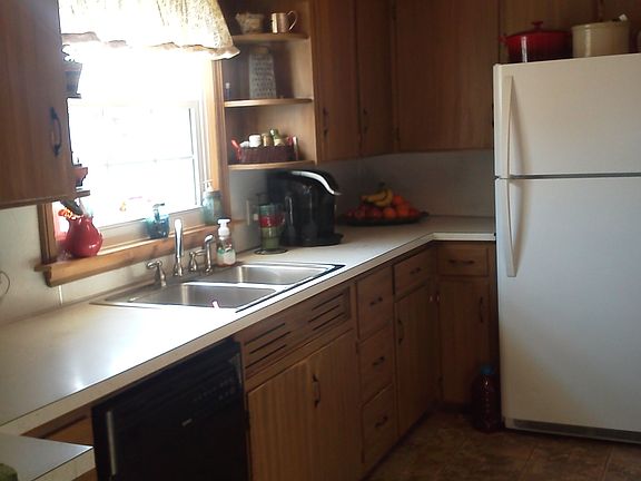4th image of 440 Coe St