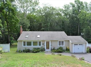 40 Shawnee Rd, Trumbull, CT 06611