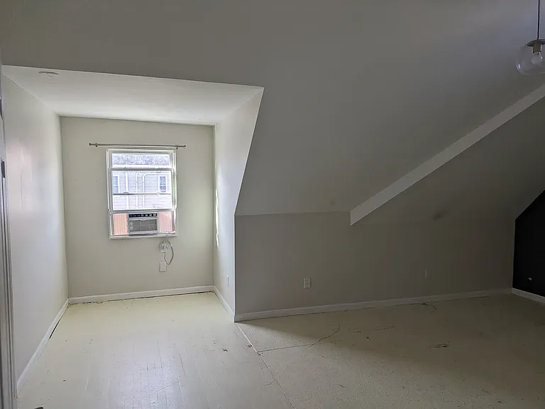 200 E Maxwell St — Photo 14