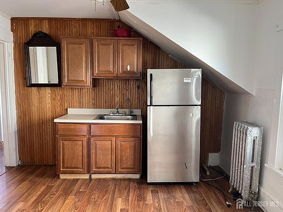 3rd image of 140 Barnard St