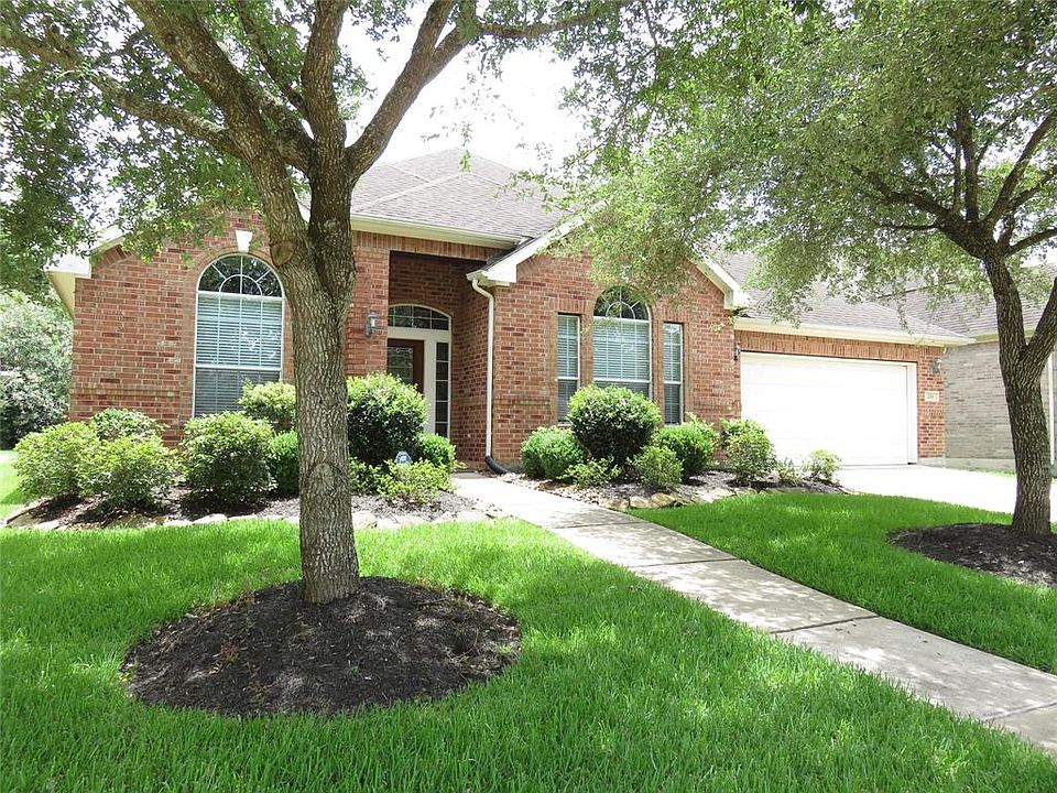 1st image of 208 Forest Creek Dr