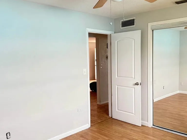 10 Sunset Blvd — Photo 20