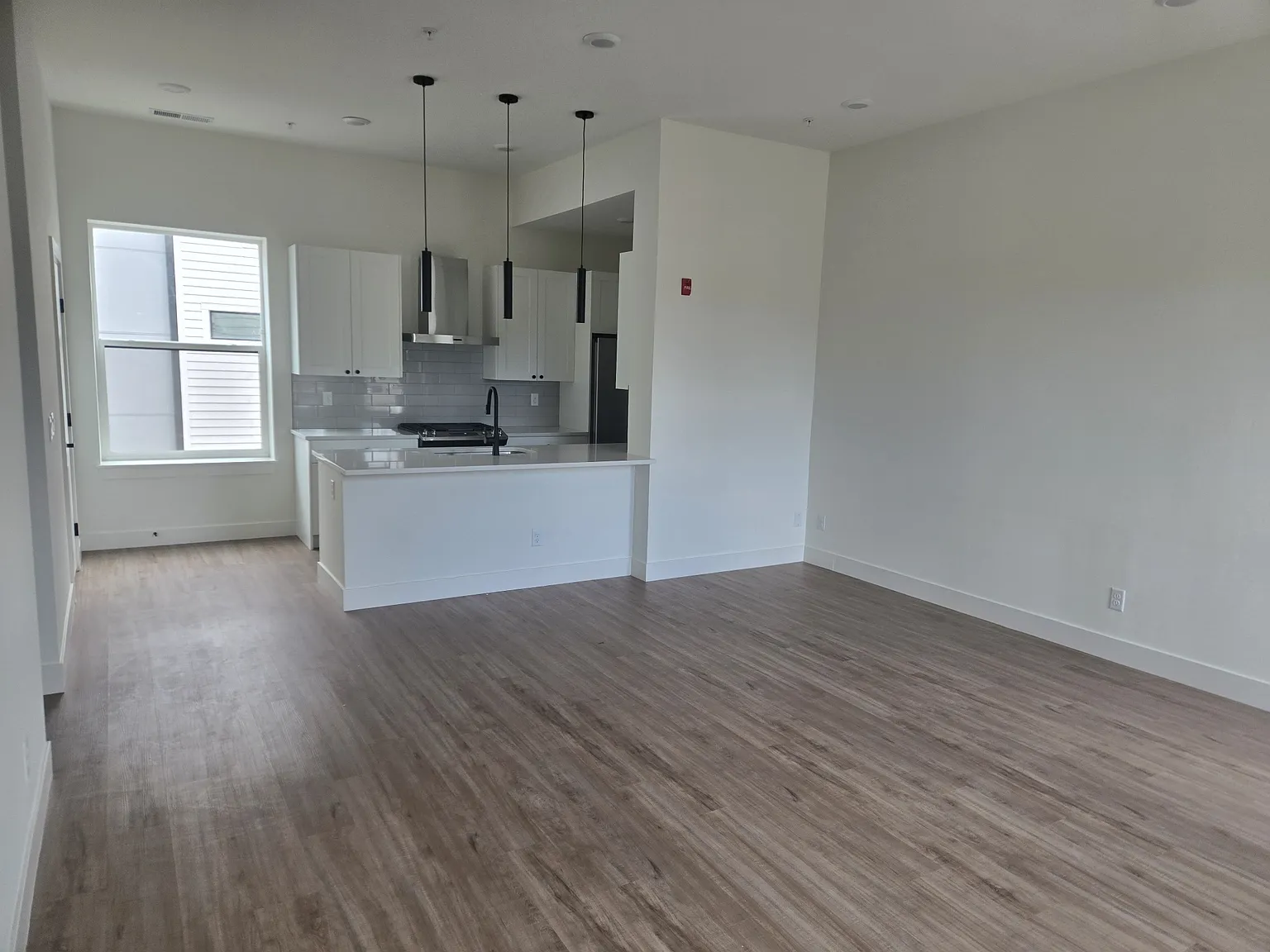 3 bed, 2046 sqft, $3,550 — Photo 3