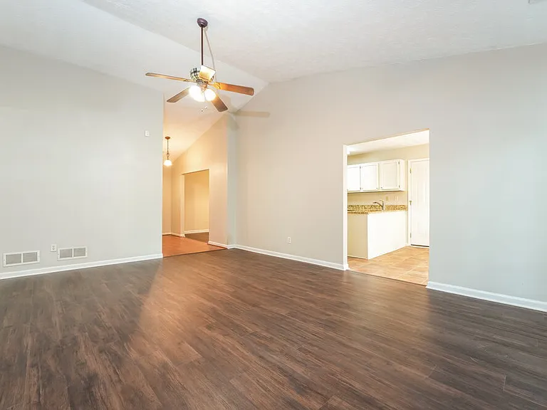 462 Sherwood Cir — Photo 4