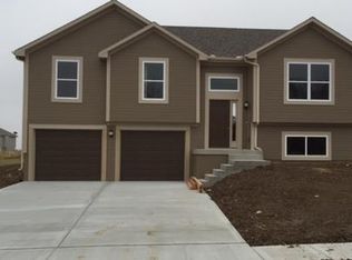 303 NE 193rd St, Smithville, MO 64089