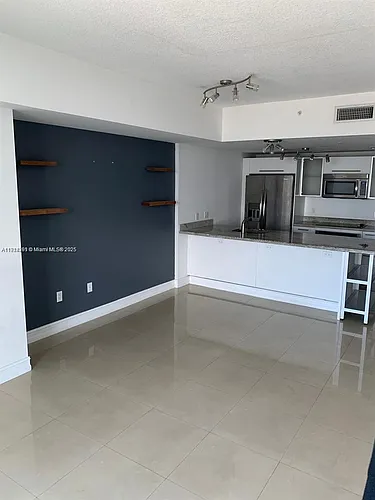 185 SW 7th St #2505 Photo 1