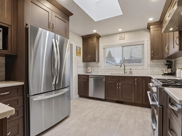 820 Ballantrae Ct, Pt Moody, BC V3H 1A8