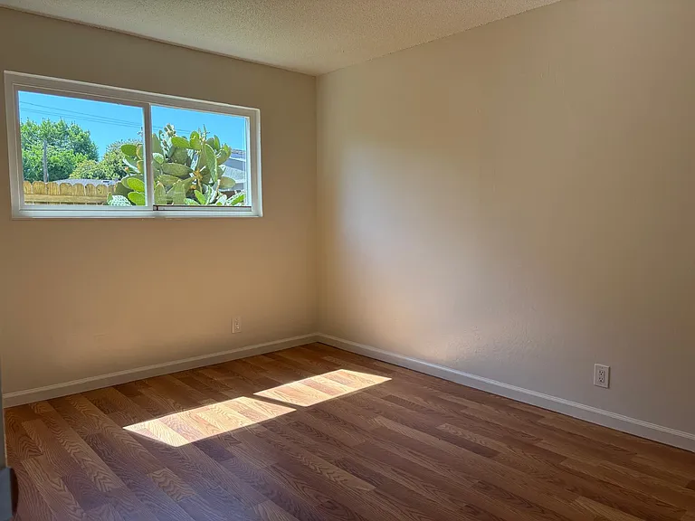 60 Lewelling Blvd #B — Photo 8