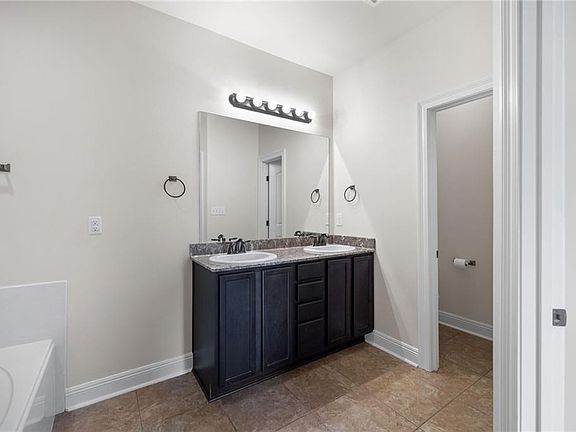 5th image of 11160 Regency Ave