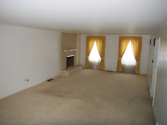Master bed w/fireplace