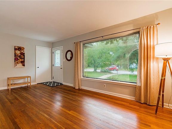 4th image of 506 W Crestland Dr