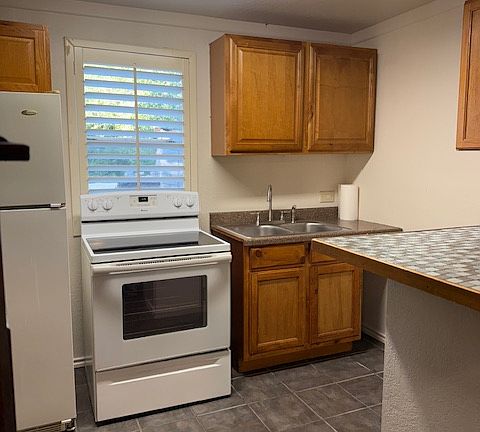 Kitchen, electric stove and refrigerator included