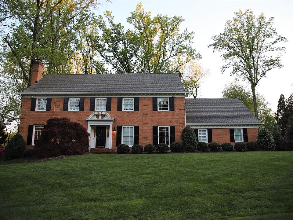 Gorgeous Colonial on a Quiet Cul-De-Sac