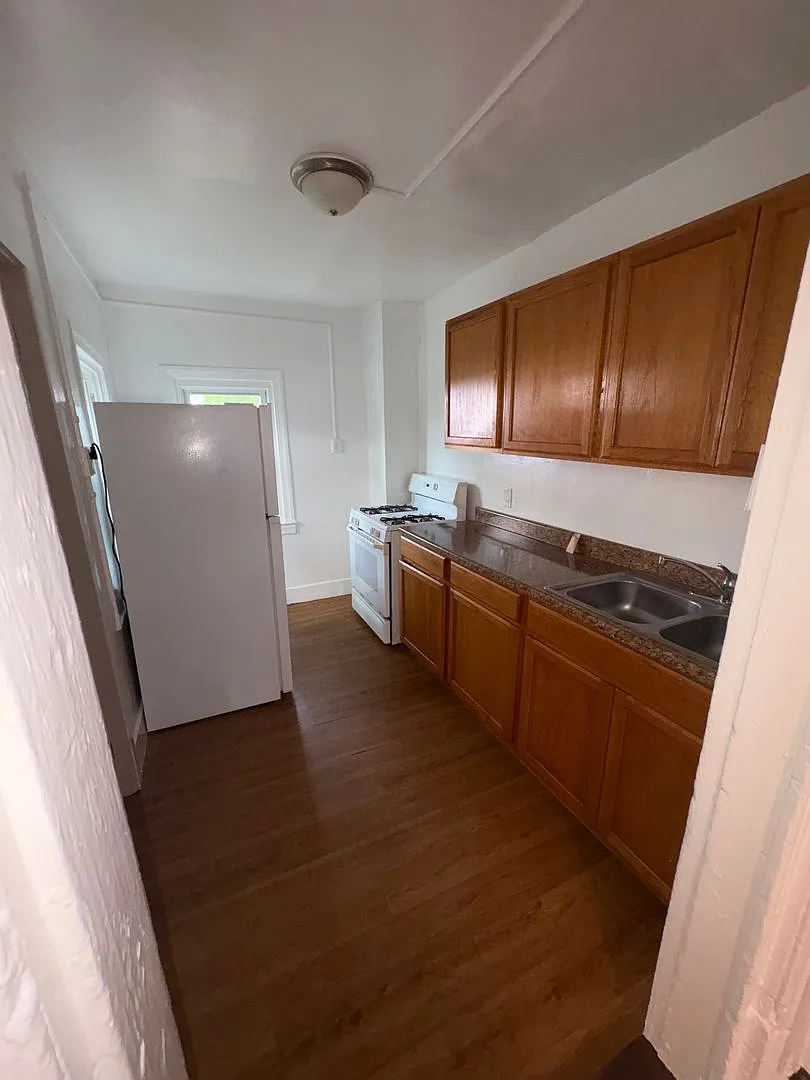 2 Bedroom House, Yard, Off-Street Parking-York City SD — Photo 4