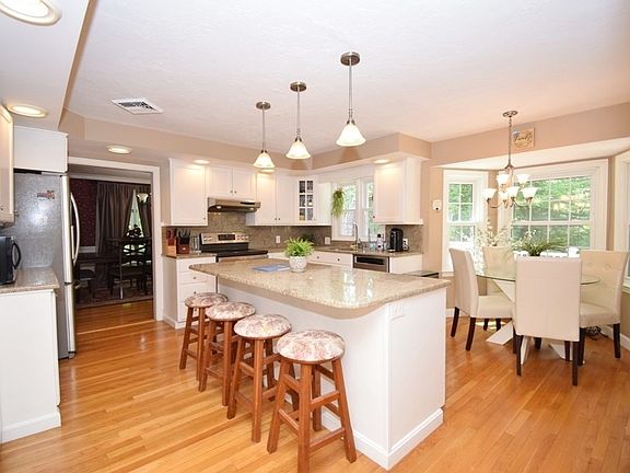 3rd image of 14 Colonial Dr