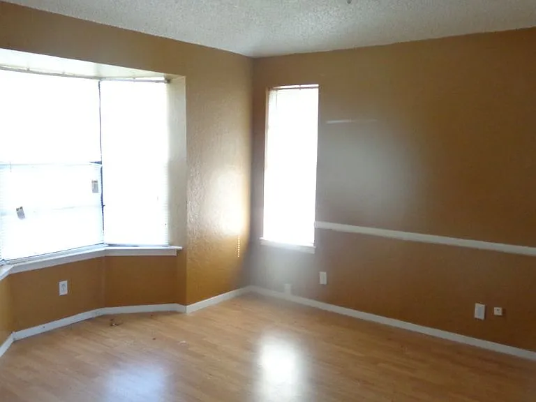 560 Waketon Rd — Photo 3