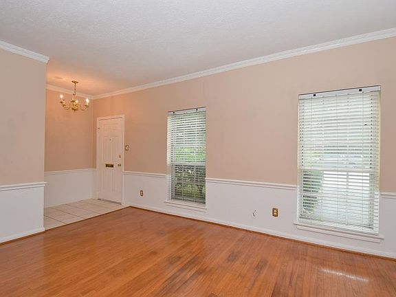 3rd image of 940 Wycliffe Dr APT 6