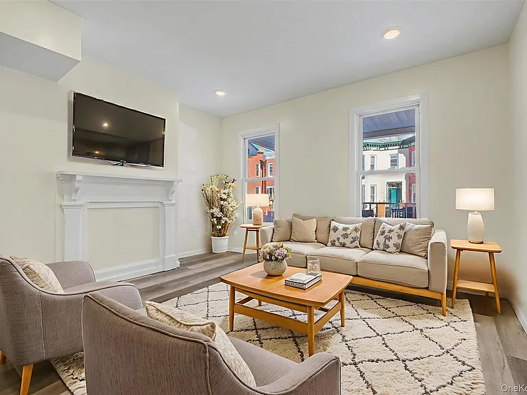 61 Carson Ave — Photo 3