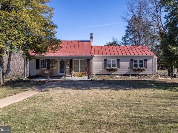 209 Hawksbill Heights Dr, Luray, VA 22835