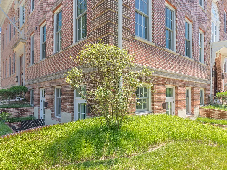 901 D St NE #1 — Photo 58