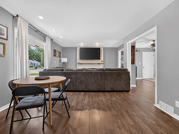 4th image of 411 Bowles St