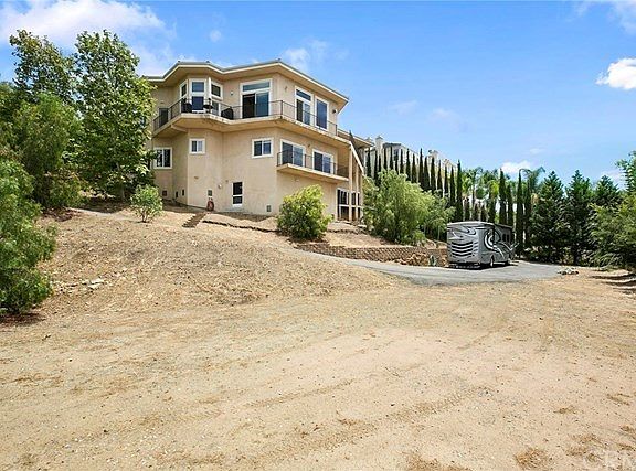 Flat backyard with separate RV access and hookups