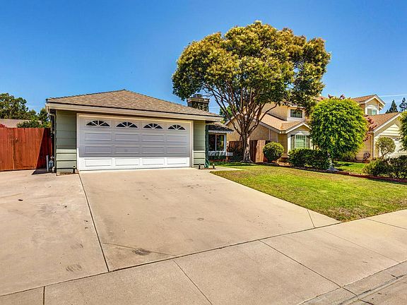 3rd image of 5285 Goldenridge Ct