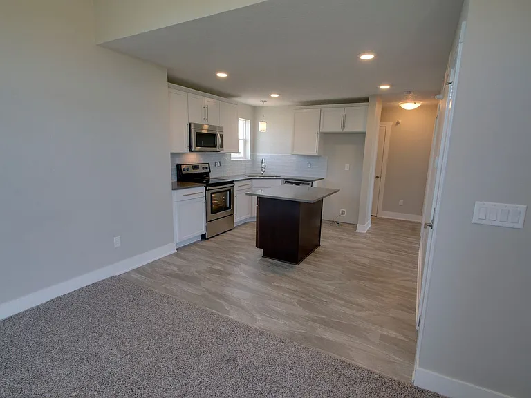 260 SE Waco Pl — Photo 4