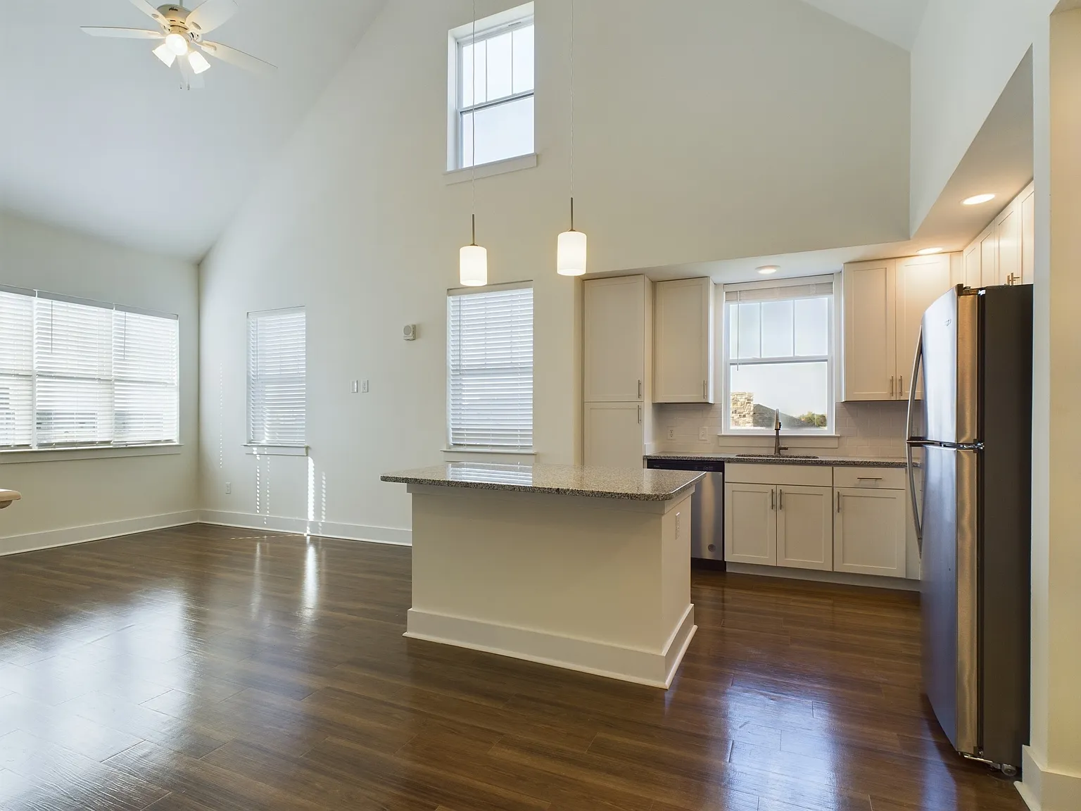 1 bed, 1112 sqft, $2,029 — Photo 2