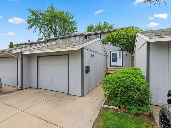 299 Colony Green Dr, Bloomingdale, IL 60108