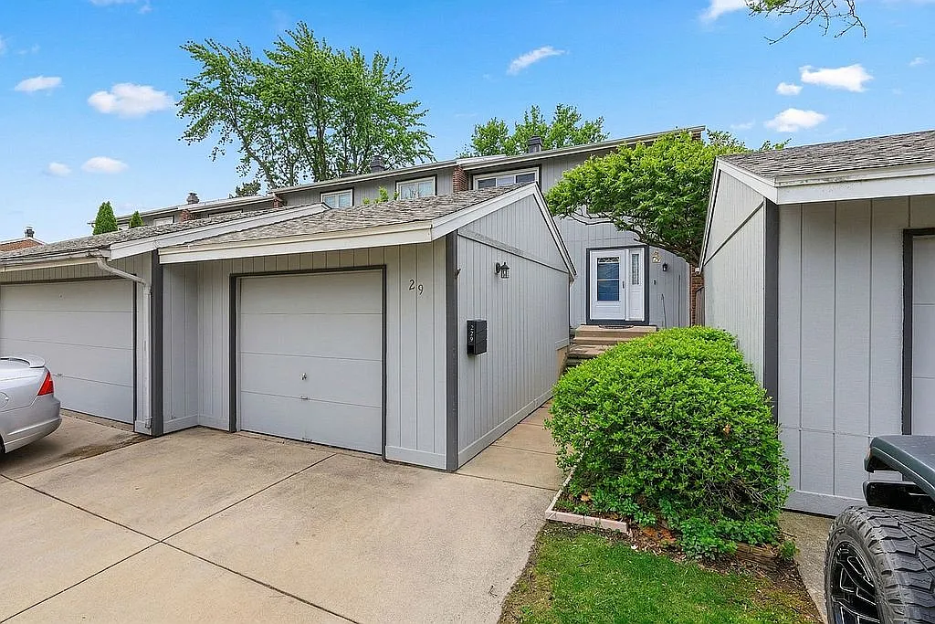 299 Colony Green Dr photo 1