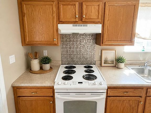 4th image of 825 W 1st St APT D