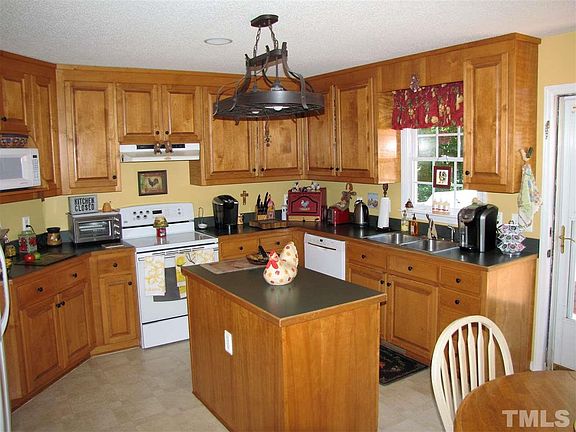 3rd image of 173 Olde Farm Rd
