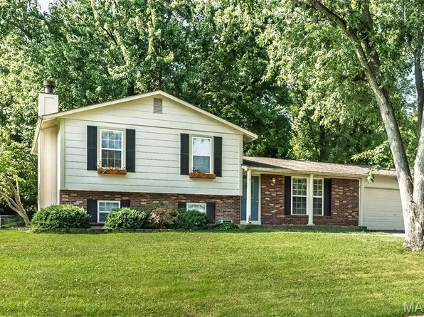 56 Country Creek Dr, Saint Peters, MO 63376