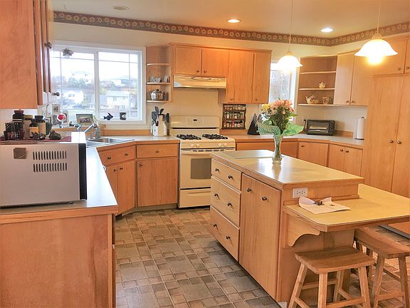 kitchen w/ hickory cabinets
