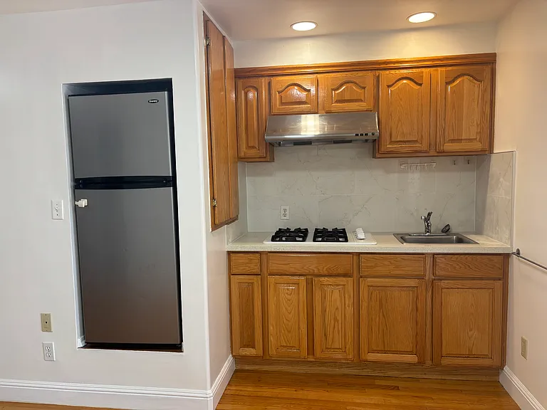 743 London St — Photo 2